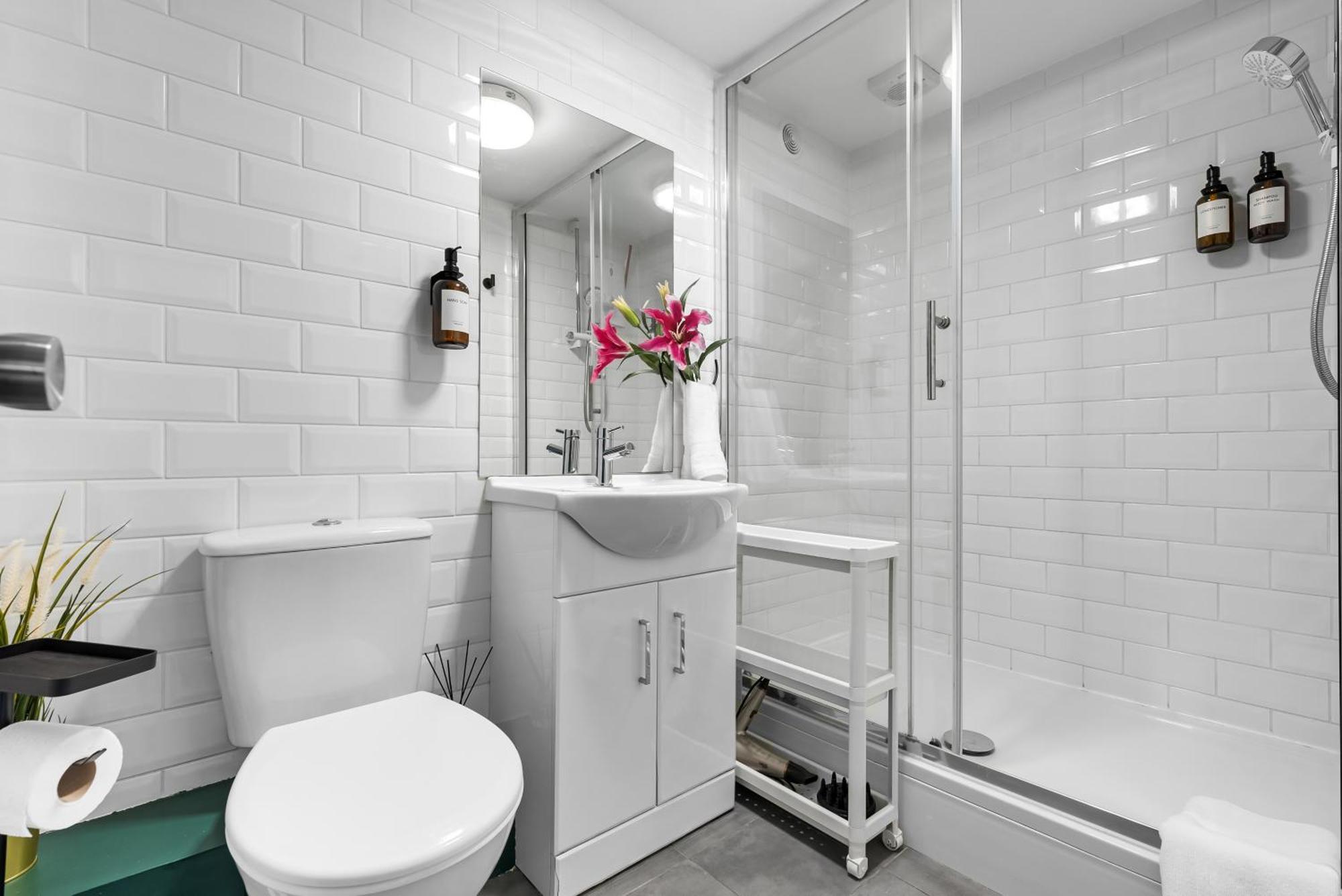 לונדון Chic 2 Bedroom Apartment Near Liverpool Street By Gold Stays מראה חיצוני תמונה