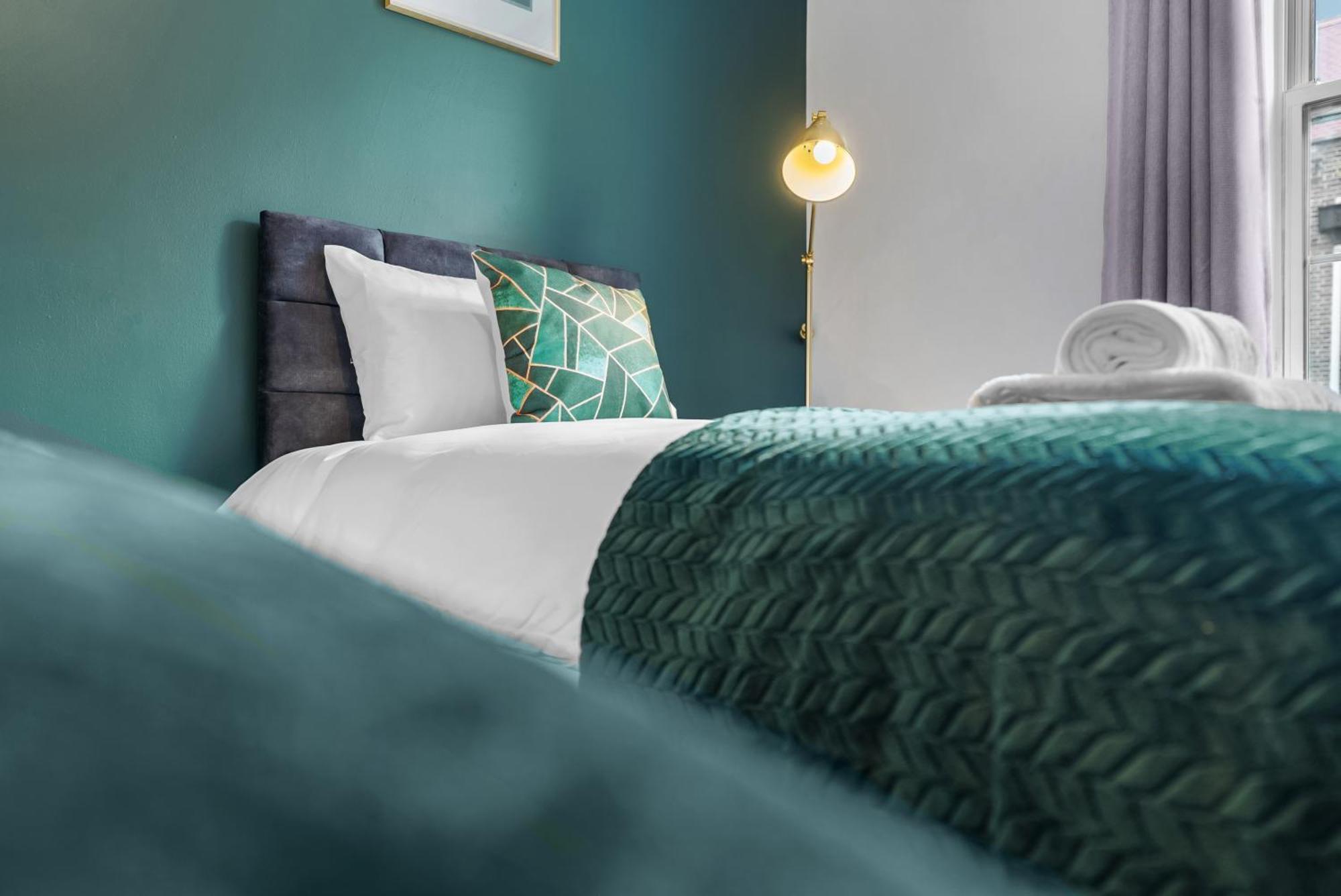 לונדון Chic 2 Bedroom Apartment Near Liverpool Street By Gold Stays מראה חיצוני תמונה